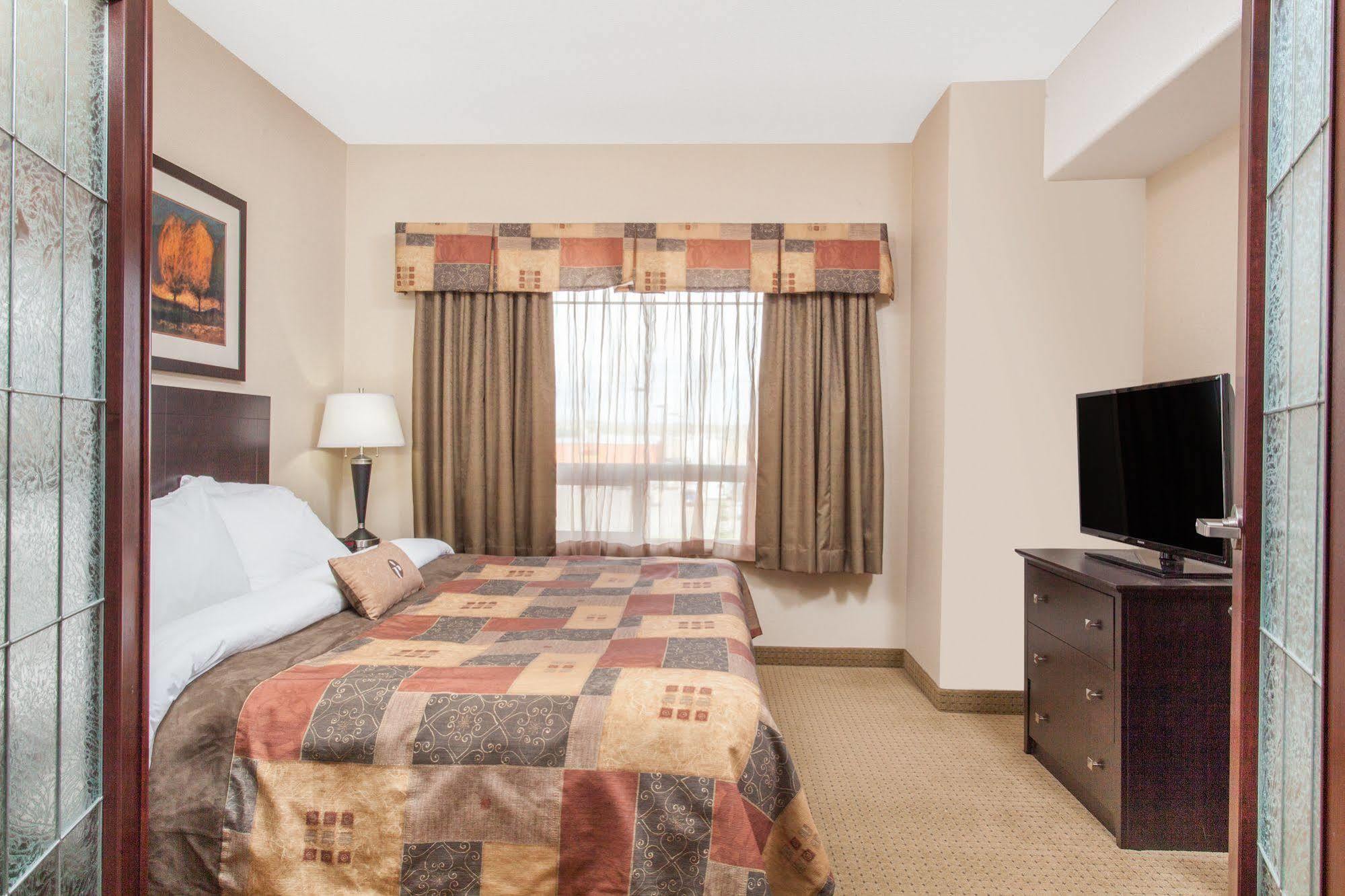 Ramada By Wyndham Drayton Valley Extérieur photo